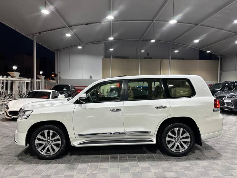 Toyota Land Cruiser 2018 GXR V8 13