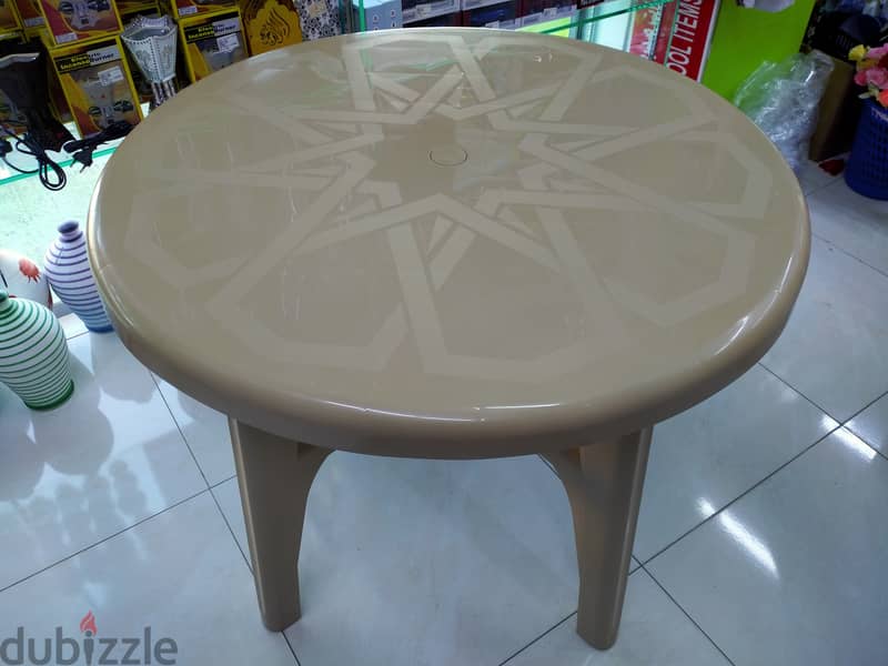 Strong Plasticna Round 4 Chair and High Table 2