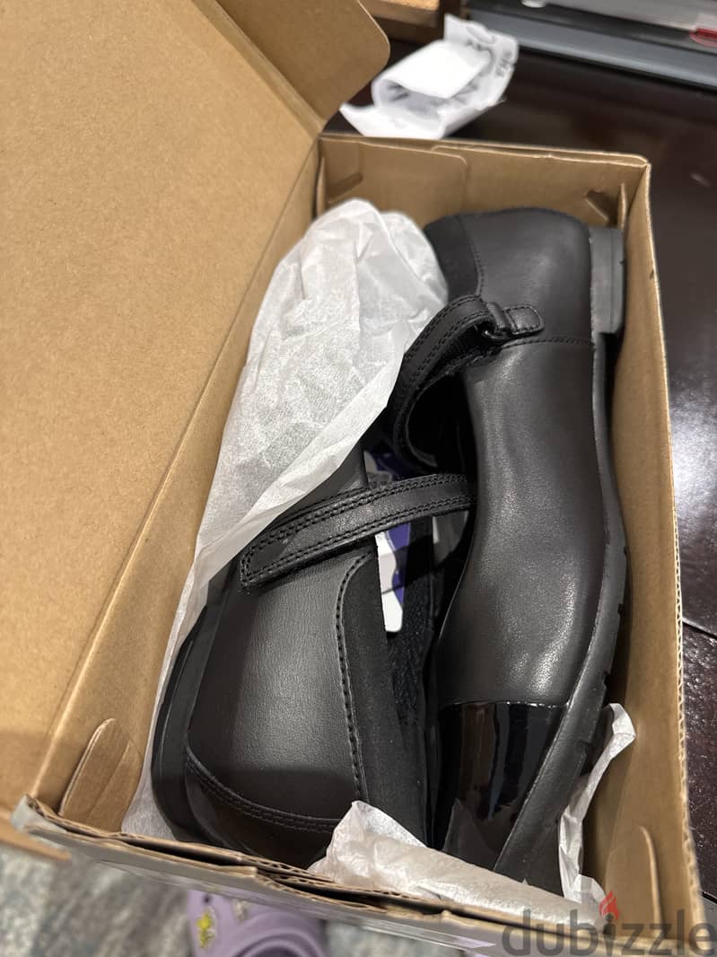 Brand New Clarks Girl School Shoes UK4 2