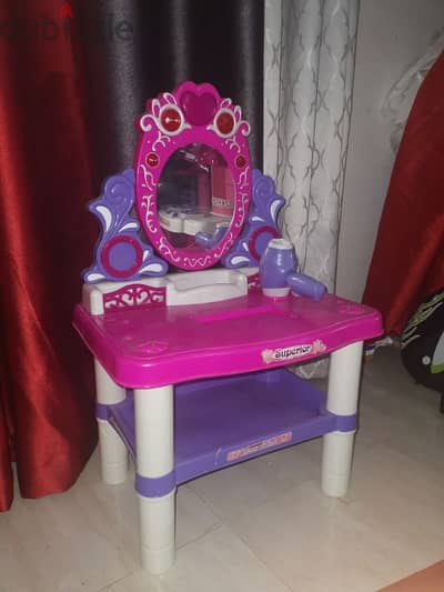 Kitchen set and dressing table