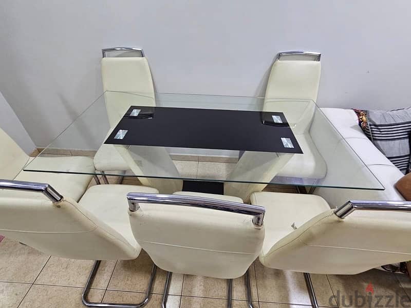 Well-Maintained Table in Excellent Condition" 1