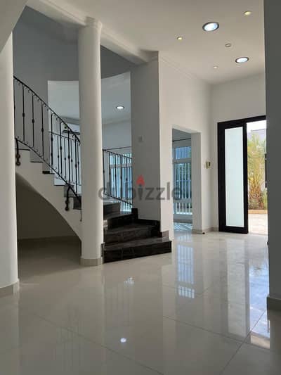 للايجار فيلا كبيرة موقع مميز. . . For rent a large villa in a prime