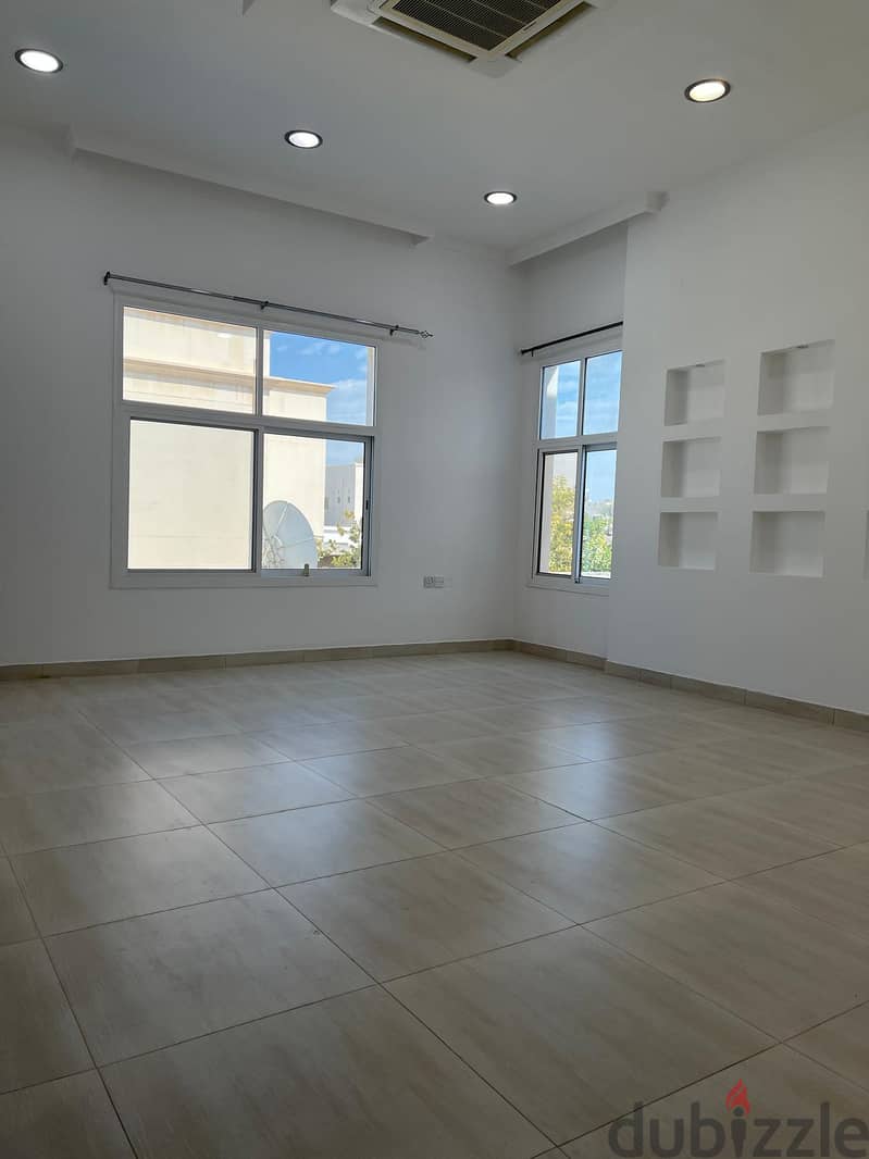 للايجار فيلا كبيرة موقع مميز. . . For rent a large villa in a prime 18