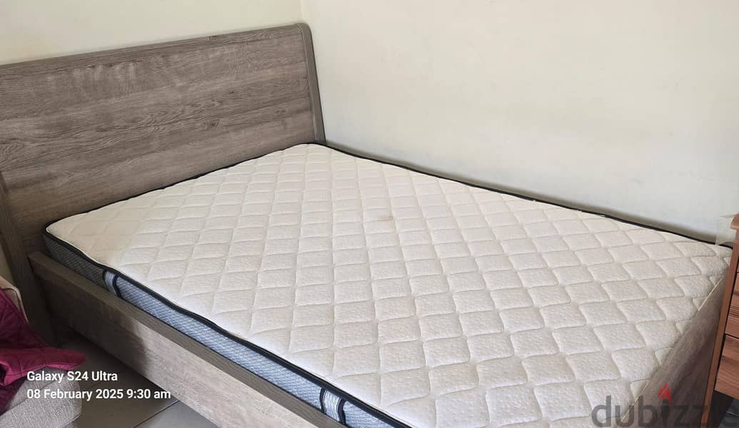 Wooden Queen size Bed with matress 2