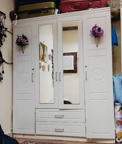 4 door white cupboard