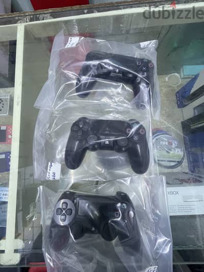 PS4 slim and original controllers