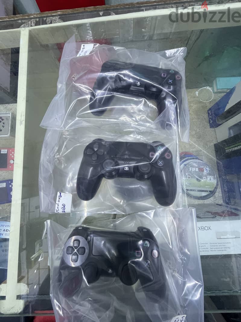 PS4 slim and original controllers 0