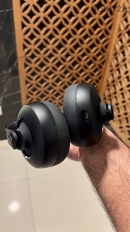 Nuraphone over the ear headphone - like new 5