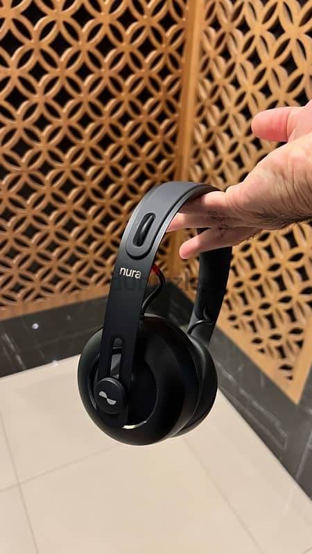 Nuraphone over the ear headphone - like new 6