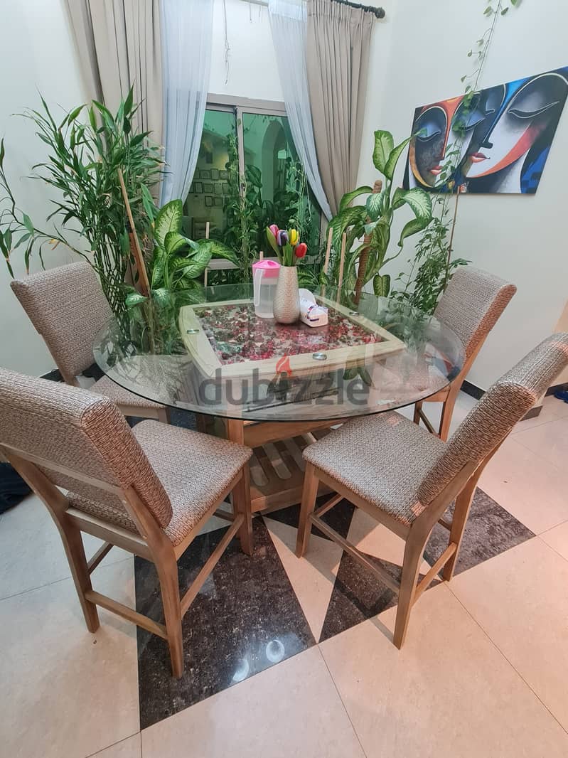 6 seater dining table in excellent condition 0