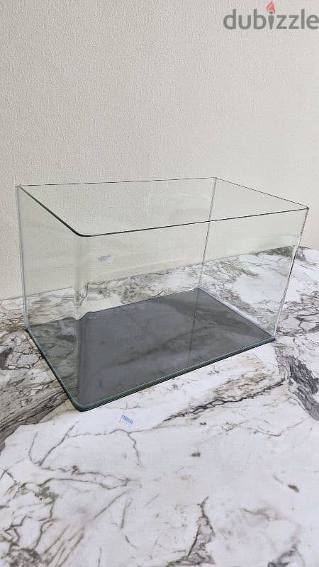 للبيع حوض سمك زينة جديد سعر مخفض For sale a new decorative aquarium, r 1