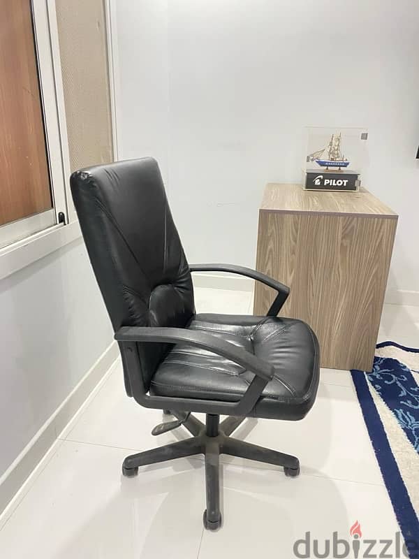 office chair and desk 1