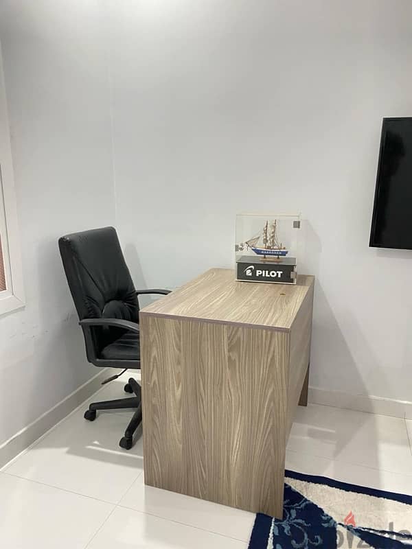 office chair and desk 3