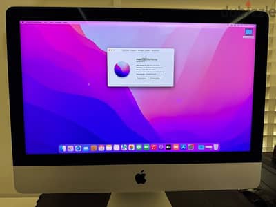 iMac 21.5” late 2015 with Apple keyboard and mouse + stand