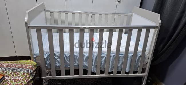 baby crib new condition with mattress