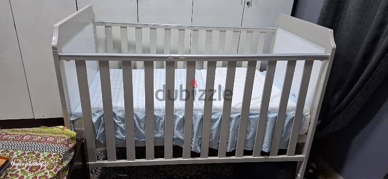 baby crib new condition with mattress 0