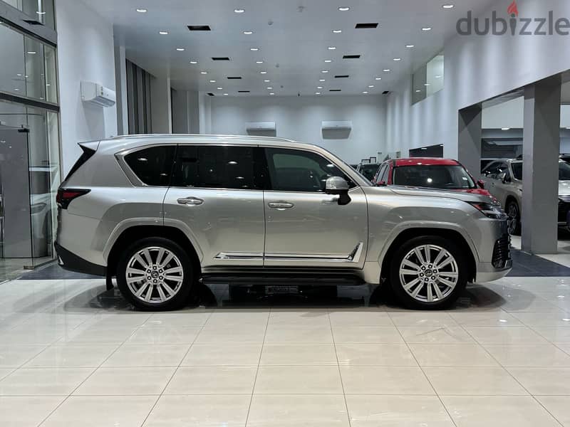 Lexus LX 600 VIP Edition 2023 SIlver 3