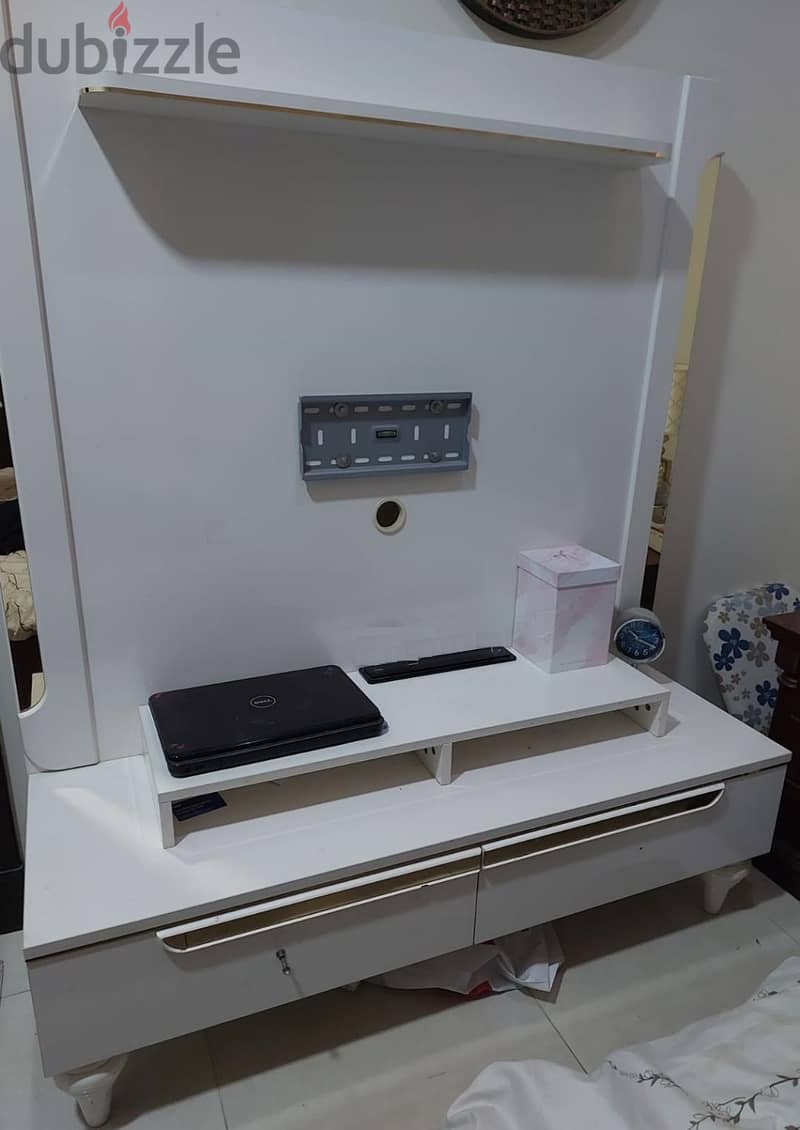 Used TV Stand for sell - طاولة تلفزيون مستعملة للبيع 0