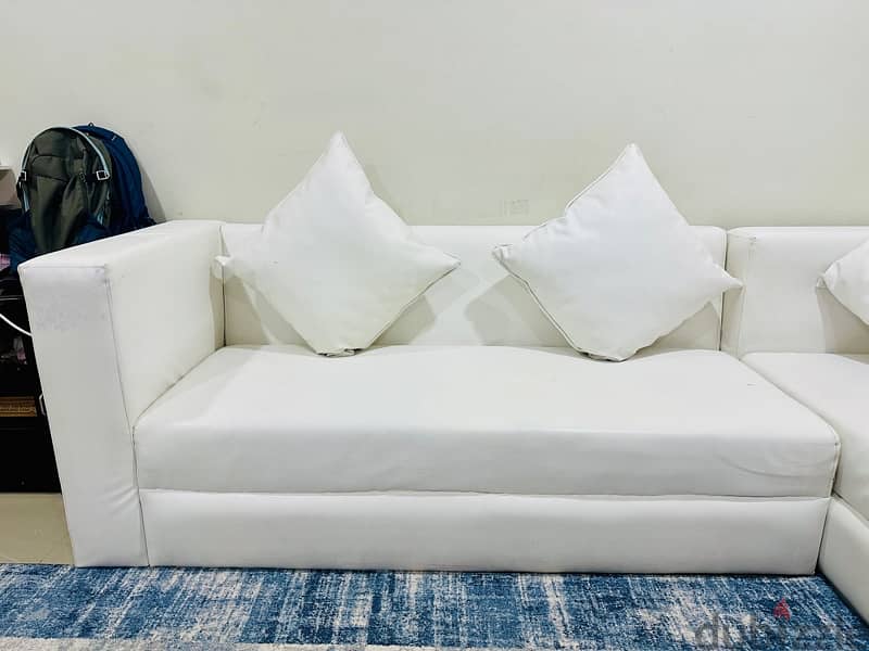 4 siter home sofa with pillows 1