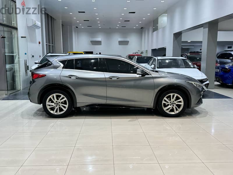 Infiniti Q30 2017 grey 3