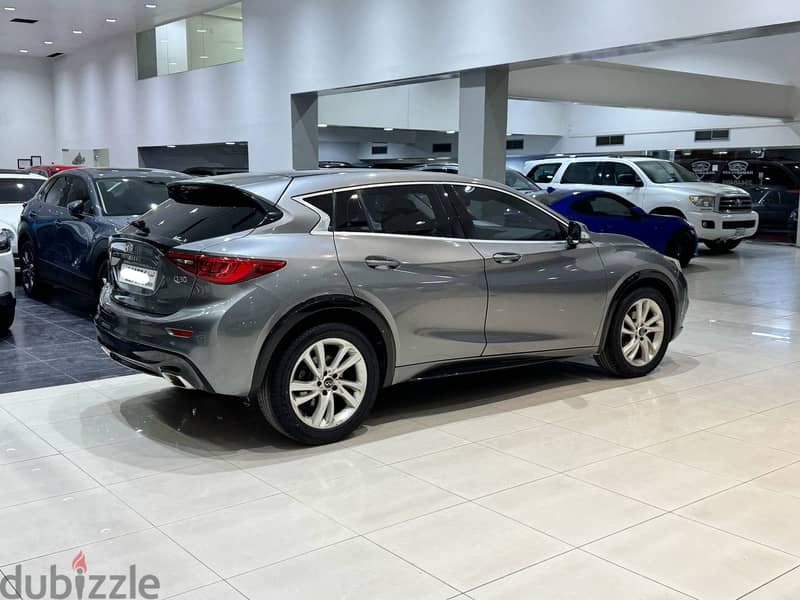 Infiniti Q30 2017 grey 7