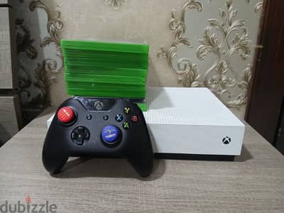 جهاز xbox one s غير مفتوح 1T مع ٩ العاب و يدة اصلية