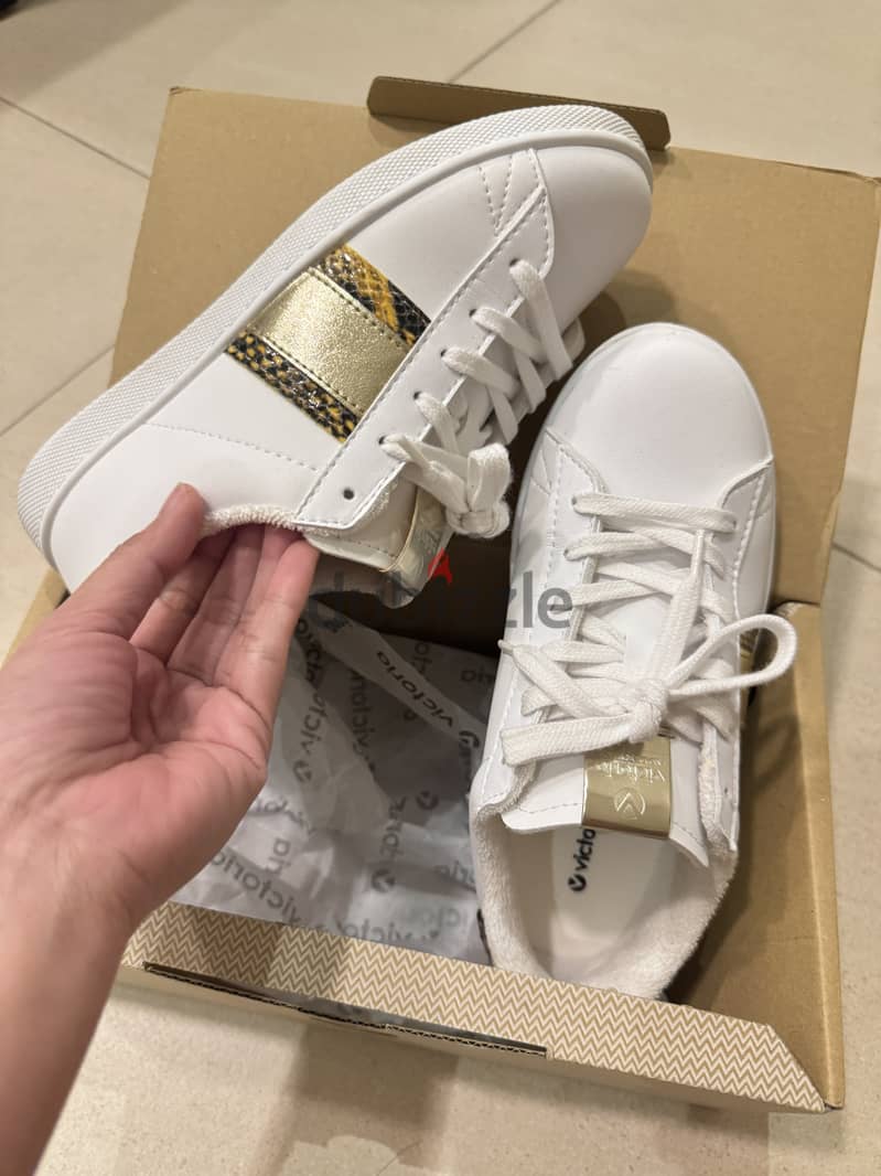 White Sneakers Shoes 1