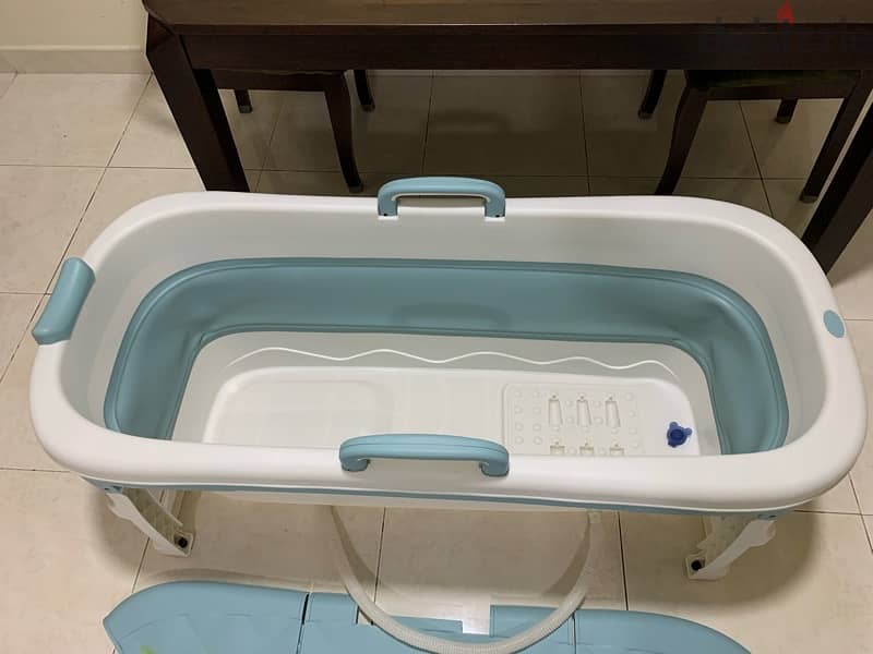 FOLDABLE BATH TUB like new 1