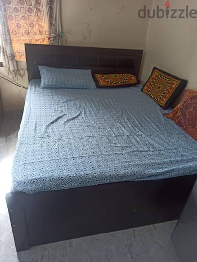 Good conition woden bed with matress 150x200