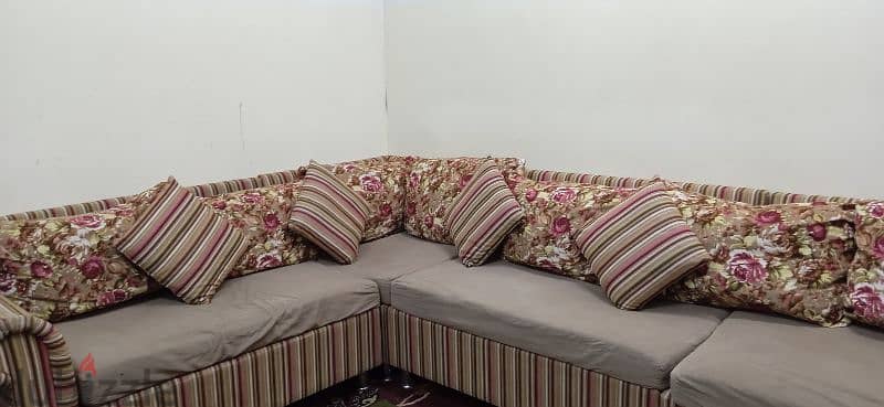 a sofa for sale for 20bd urgent 0