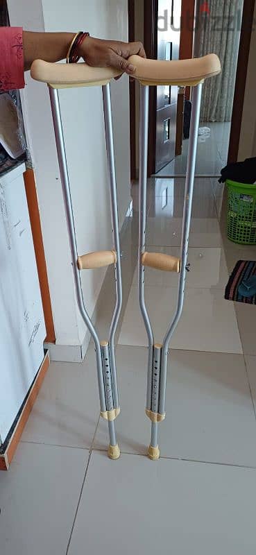 Under arm crutches 2