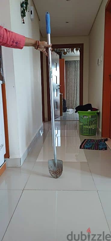 Garden shovel