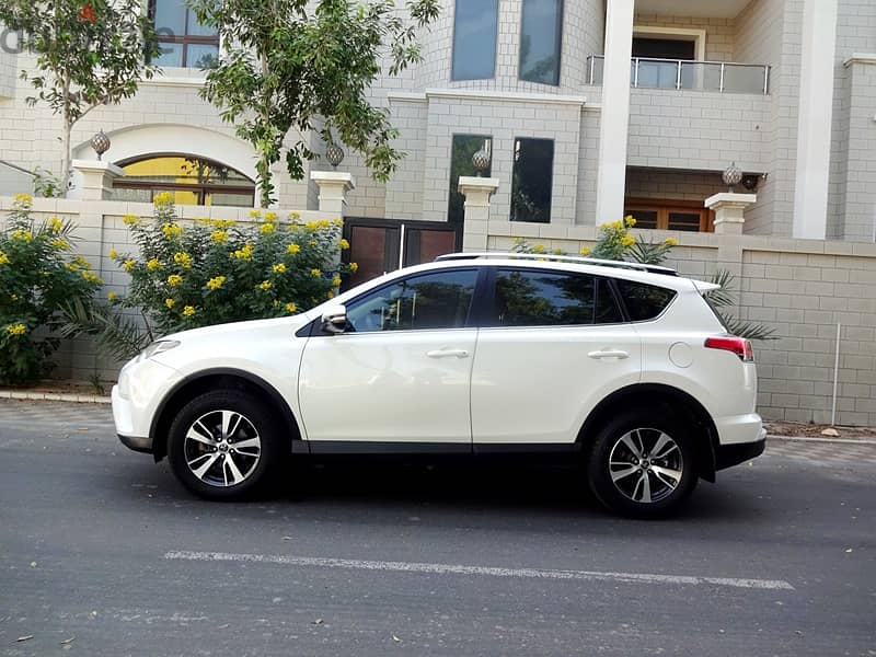 Toyota Rav4 2.5 L 2018 White Single User Well Maintained Urgent Sale 3