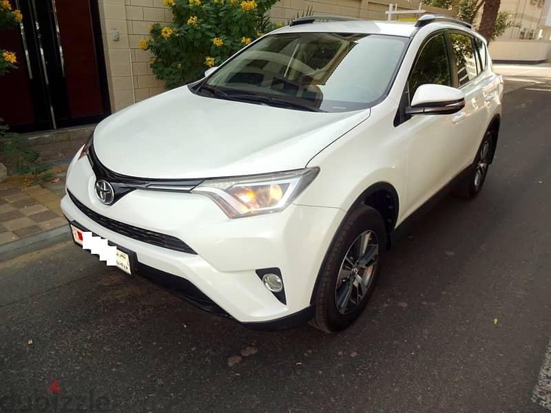 Toyota Rav4 2.5 L 2018 White Single User Well Maintained Urgent Sale 4