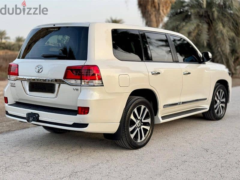 Toyota Land Cruiser 2019 grand Touring v8 4