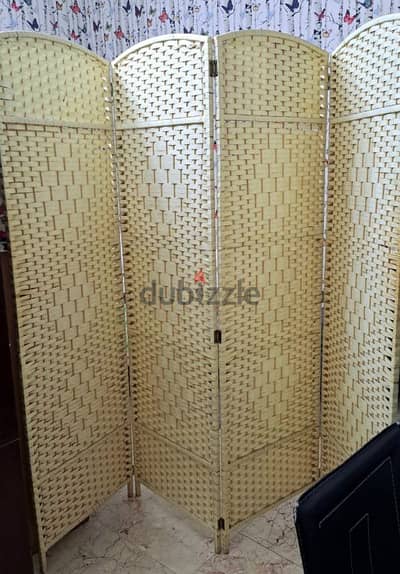 Very good condition room divider available in Juffair 4bhd only