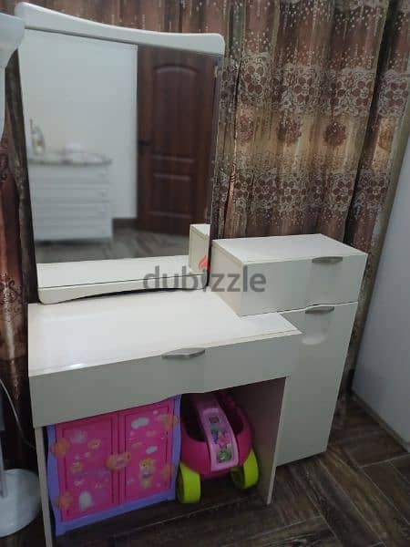 dresser vanity 0