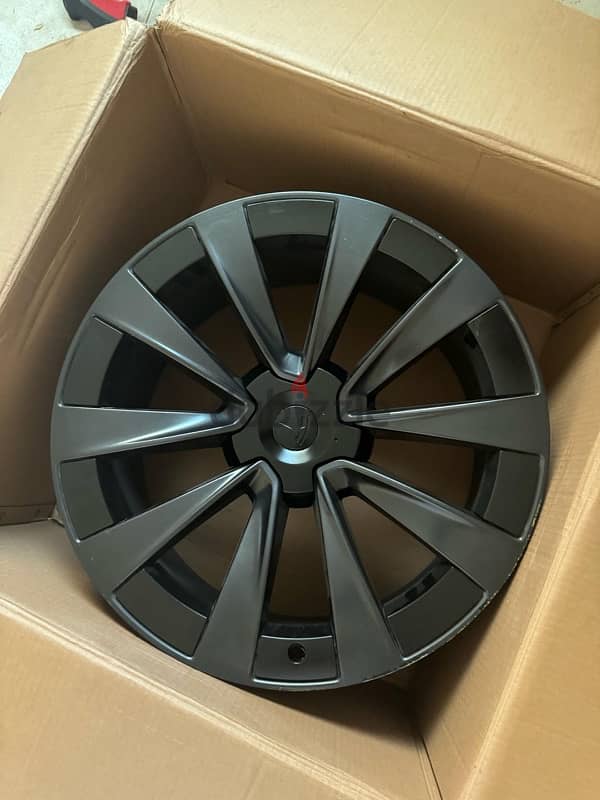 Tesla Model x stock rims with aero caps for sale / 4 rims 22 inch 4