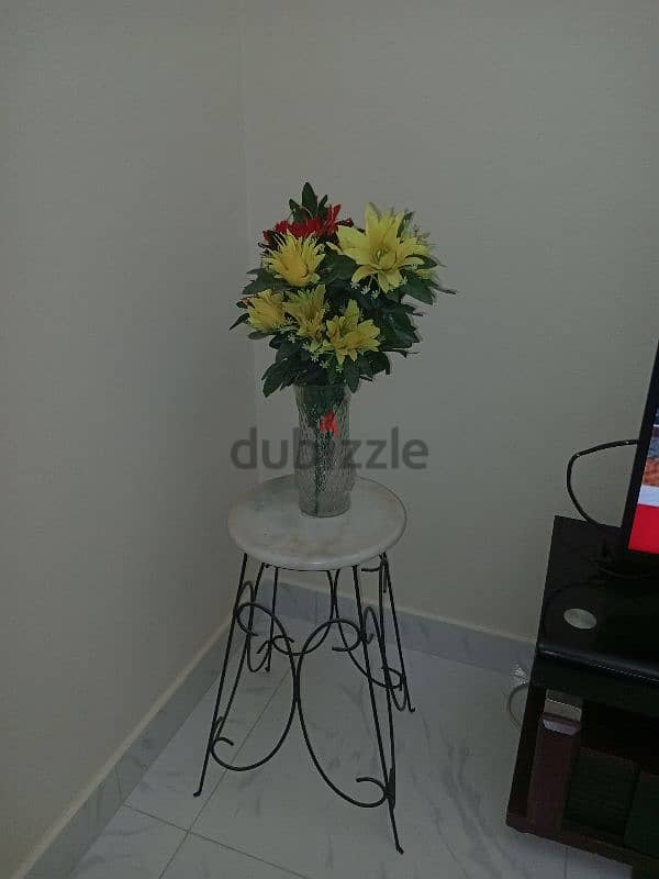 Flower vase and stand with plastic flowers 1