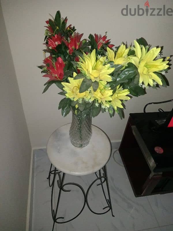 Flower vase and stand with plastic flowers 2