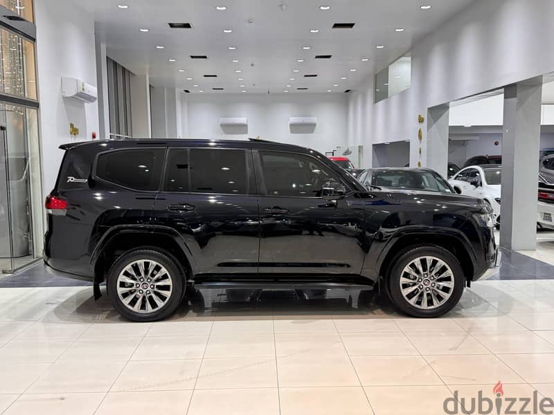 Toyota Land Cruiser GXR 2022 BLACK 2