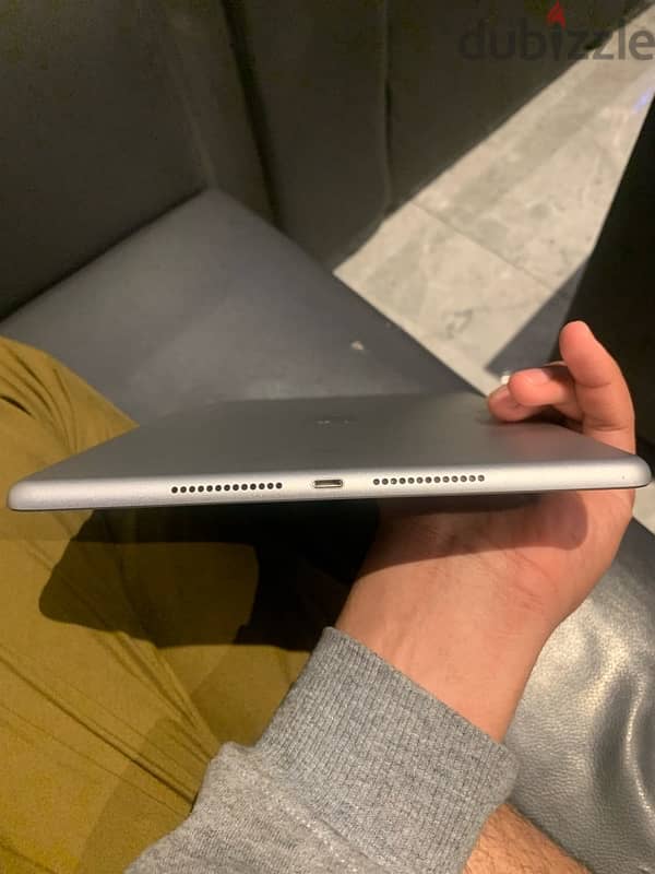 ipad 8gen neat and clean condition 2