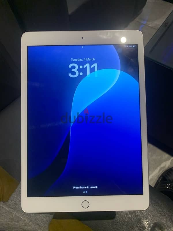 ipad 8gen neat and clean condition 3