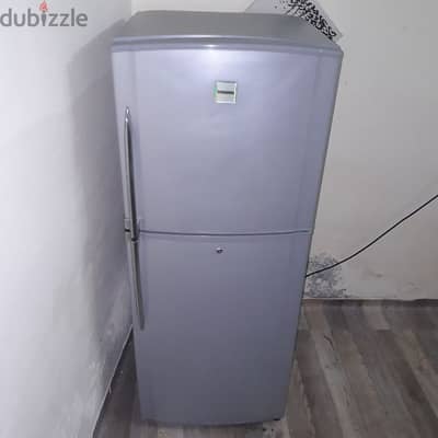 Medium size fridge 5feet 25bd working