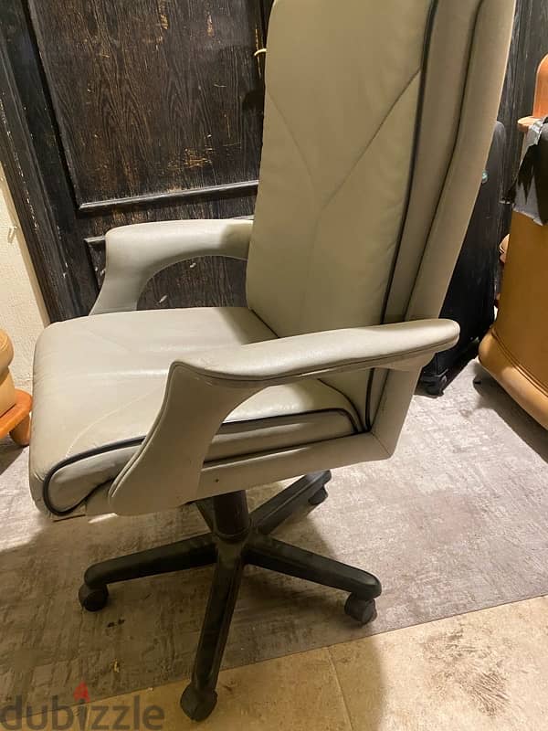 office chair and dressing table 2