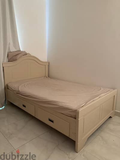 Bed in good condition / سرير بحالة جيدة