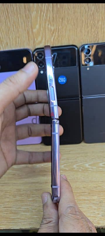 Samsung Flip 4 (Tiny dot ) 1