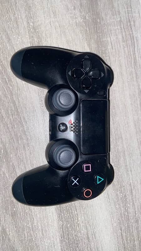 Ps4 1TB 2 controllers 1