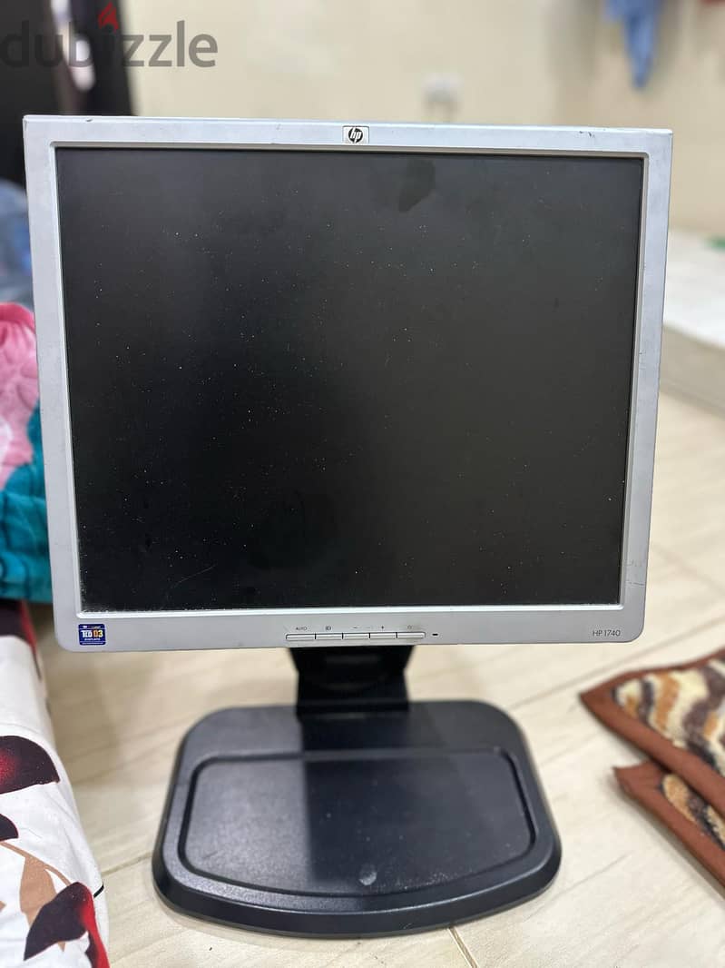 HP LCD Monitor 17 Inches 60hz with VGA Cable & HDMI Converter 0