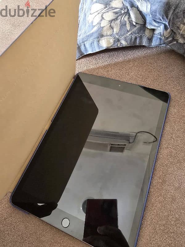 Apple iPad (7th generation) Cellular + Wifi Space Gray 3